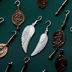 Vintage Silvertone Rhinestone Angel Feather Dangke Drop Hook Earrings (Free Gift Box) afbeelding 1