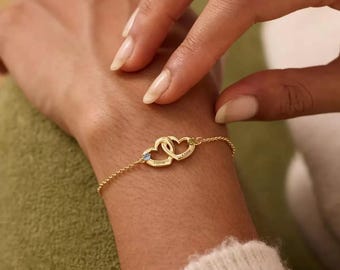 Bracciale personalizzato con doppio cuore e nome • 12 pietre portafortuna • Gioiello romantico minimalista in oro, regalo perfetto per lei