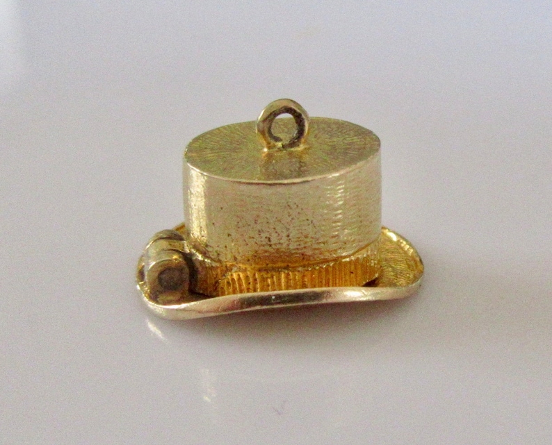 9ct Gold Magicians Top Hat and Rabbit Charm Opens