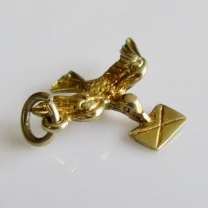 Dije o colgante de pájaro y letra en oro de 9 quilates