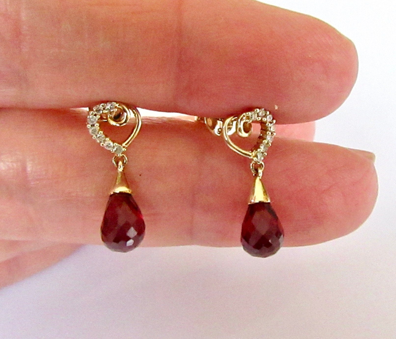 9ct Gold Garnet Heart Drop dangly earrings Gift Boxed Made in UK 9ct Gold Garnet Heart Drop dangly earrings Gift Boxed Made in UK