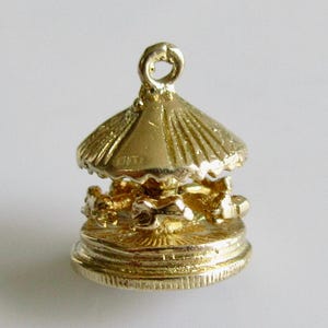 Charm móvil de carrusel de feria o tiovivo de caballos de oro de 9 quilates