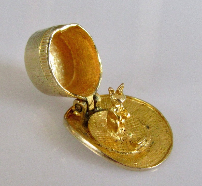 9ct Gold Magicians Top Hat and Rabbit Charm Opens