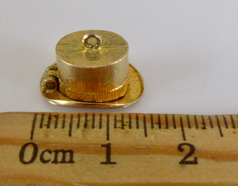 9ct Gold Magicians Top Hat and Rabbit Charm Opens