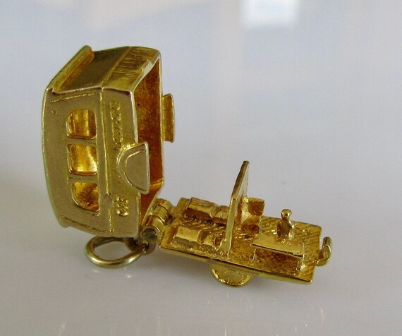 Nuvo 9ct Gold Retro Caravan and Furniture Opening
