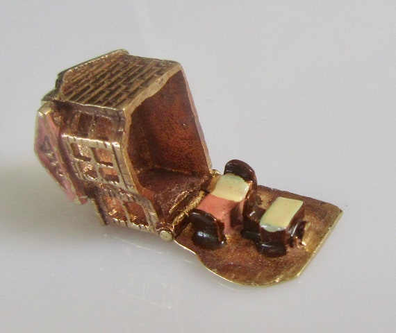 9ct Gold Dolls House & Enamel Furniture Charm Open