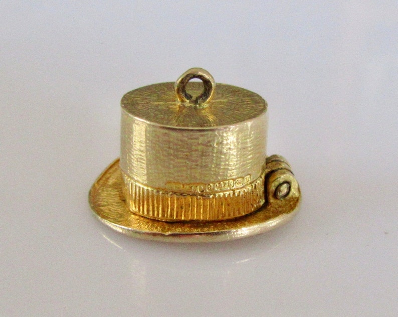 9ct Gold Magicians Top Hat and Rabbit Charm Opens
