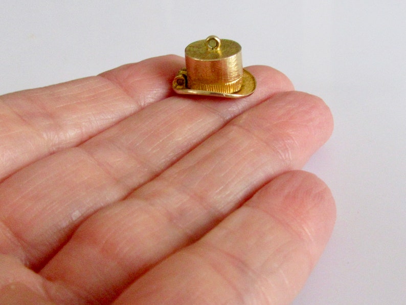 9ct Gold Magicians Top Hat and Rabbit Charm Opens