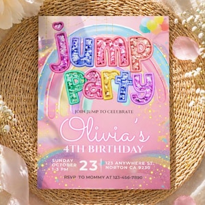 Op de afbeelding: Een roze en regenboog thema verjaardags uitnodiging met de woorden "Jump Party" in kleurrijke, glitterende letters. De uitnodiging is voor Olivia's 4e verjaardag, met datum, tijd en adres.
