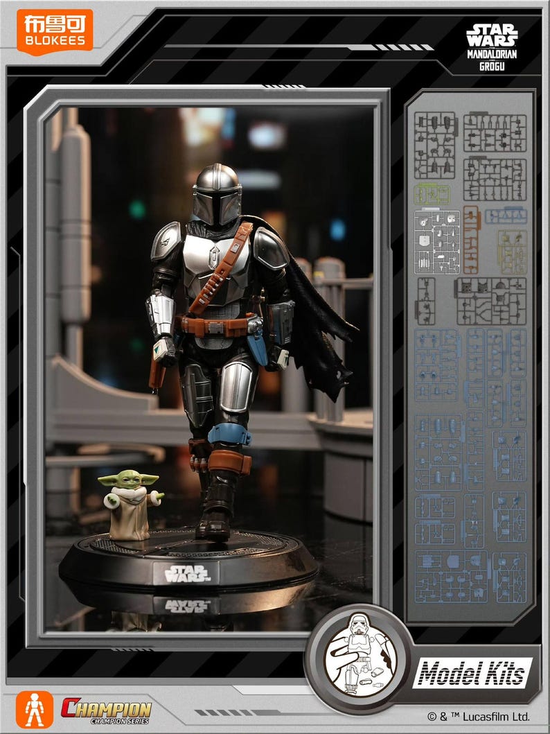 K&ouml;nnte beinhalten: Star Wars Mandalorian Grogu Modellbausatz. Die detaillierte Figur des Mandalorianers in silberner und schwarzer R&uuml;stung, mit Umhang, und eine Grogu-Figur. Die Figuren stehen auf einer schwarzen Basis mit dem Star Wars-Logo. Der Bausatz enth&auml;lt Modellteile.