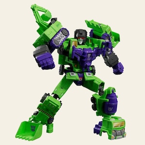 Puede incluir: Figura de acción de robot verde, morado y negro en una pose dinámica. La figura tiene un diseño de vehículo de construcción, con un brazo de pala y detalles de camión. El robot tiene una cabeza negra con ojos rojos y un pecho morado.