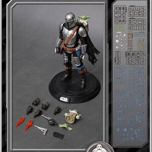 K&ouml;nnte beinhalten: Ein Star Wars Mandalorian Grogu Modellbausatz. Die Figur ist silber und schwarz, mit einem Umhang und einer kleinen Grogu-Figur auf dem R&uuml;cken. Enth&auml;lt diverses Zubeh&ouml;r wie Waffen und austauschbare H&auml;nde. Der Bausatz steht auf einer schwarzen Basis.