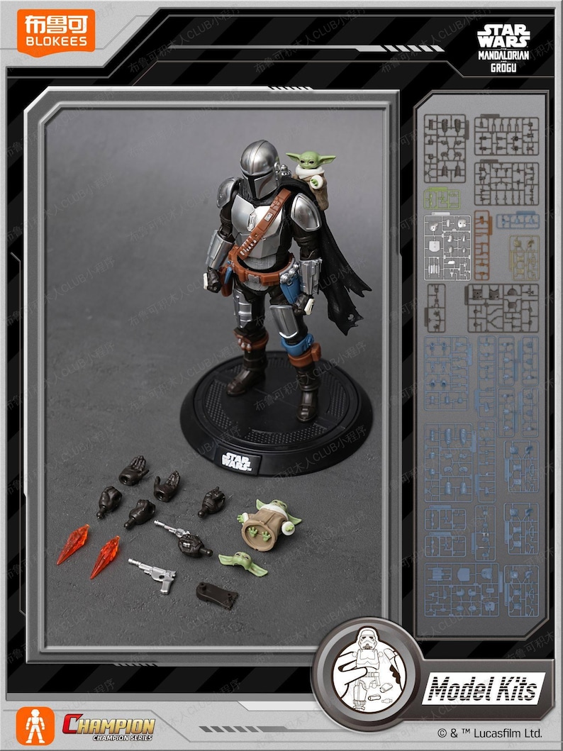 K&ouml;nnte beinhalten: Ein Star Wars Mandalorian Grogu Modellbausatz. Die Figur ist silber und schwarz, mit einem Umhang und einer kleinen Grogu-Figur auf dem R&uuml;cken. Enth&auml;lt diverses Zubeh&ouml;r wie Waffen und austauschbare H&auml;nde. Der Bausatz steht auf einer schwarzen Basis.