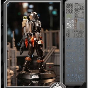 K&ouml;nnte beinhalten: Ein detaillierter Modellbausatz des Mandalorian Grogu aus Star Wars. Die Figur tr&auml;gt silberne R&uuml;stung und einen Jetpack. Grogu sitzt auf dem Jetpack. Der Bausatz enth&auml;lt verschiedene Teile zur Montage und bietet eine detaillierte Darstellung.