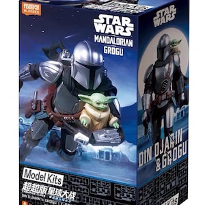 K&ouml;nnte beinhalten: Eine Star Wars Mandalorian Grogu Modellbausatz-Box. Die Box zeigt Bilder von Mandalorian und Grogu. Die Box hat das Star Wars-Logo und den Text "Model Kits". Die Box ist haupts&auml;chlich blau und schwarz.