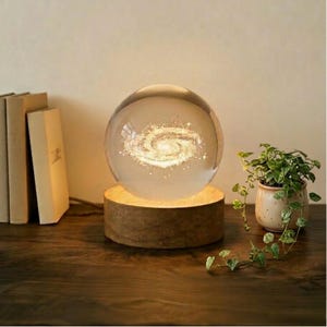 Puede incluir: Una tabla de cortar de madera hecha a mano con un acabado natural. La tabla presenta un borde vivo, mostrando la veta y forma únicas de la madera. Mide aproximadamente 46 cm de largo y 30 cm de ancho.