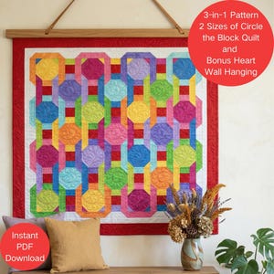 Könnte beinhalten: Ein Wandbehang-Quilt mit einem bunten geometrischen Muster aus Kreisen und Quadraten in Rot, Orange, Gelb, Grün, Blau und Lila. Eine rote kreisförmige Grafik enthält den Text 3-in-1 Pattern 2 Sizes of Circle the Block Quilt and Bonus Heart Wall Hanging.