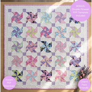 Puede incluir: Una taza de cerámica blanca con asa negra y el texto "But First, Coffee" en negrita negra. La taza se encuentra sobre un fondo neutro, resaltando su diseño sencillo.