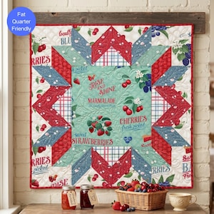 Puede incluir: Un tapiz de pared acolchado con un diseño de estrella en rojo, azul y blanco, con texto como "Rise and Shine Marmalade" y "Cherries Fresh Picked". El edredón muestra fresas, cerezas y arándanos. Dos tarros de mermelada y una cesta de bayas están sobre una superficie de madera.