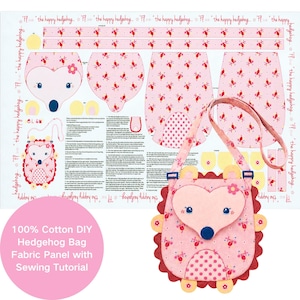 Puede incluir: Un panel de tela DIY para un bolso de erizo con instrucciones de costura y piezas de patrón impresas en rosa, rojo y amarillo. El panel incluye un ejemplo terminado de un bolso bandolera rosa con forma de erizo, correa y detalles florales.