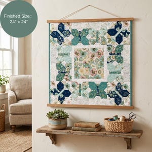 Puede incluir: Un edredón para colgar en la pared de 61 cm x 61 cm con un diseño de mariposas. El edredón presenta un centro floral y diseños de mariposas en tonos turquesa, azul marino y blanco. Se exhibe con un sistema colgante de madera.