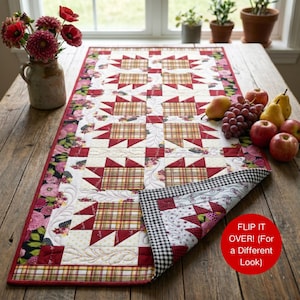 Könnte beinhalten: Rechteckiger, gesteppter Tischläufer mit einem Patchwork-Design mit roten, cremefarbenen und karierten Mustern. Der Rand hat einen floralen Stoff. Der Text "FLIP IT OVER! (For a Different Look)" steht in einem roten Kreis.