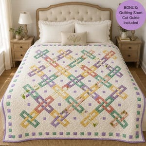 Puede incluir: Un edredón acolchado con una combinación de colores pastel. El diseño presenta patrones rectangulares entrelazados en amarillo, verde, rosa y morado, sobre un fondo blanco. El borde es morado liso con detalles cuadrados. El texto "BONUS: Quilting Short Cut Guide Included" está en un círculo morado.