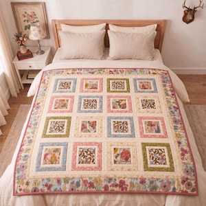 Puede incluir: Una colcha de patchwork con una cuadrícula de dieciséis bloques cuadrados, cada uno con un estampado central de flores o mariposas rodeado por bordes de colores sólidos en tonos rosa, azul, verde y crema, con un borde ancho de flores.
