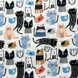 Puede incluir: Tela blanca con un patrón repetido de gatos de dibujos animados en varios colores y poses. Los gatos tienen diferentes expresiones faciales y usan accesorios como pañuelos y pajaritas. Algunos gatos sostienen cartones de leche. El diseño es juguetón y caprichoso.