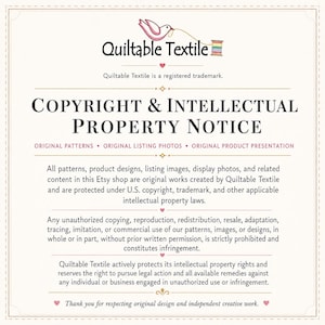 以下が含まれることがあります： ピンクの鳥のロゴとQuiltable Textileという文字が書かれた白い案内板。この文書は著作権および知的財産権に関する通知であり、すべてのパターン、写真、デザインが法律で保護されていることを明記しています。