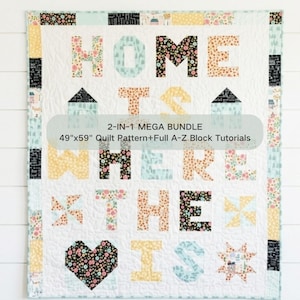 Può includere: Una trapunta con il testo HOME IS WHERE THE IS in vari tessuti floreali e fantasia su sfondo bianco. La trapunta include una forma a cuore e a stella, con un bordo di quadratini. Il testo recita 2-IN-1 MEGA BUNDLE 124,46cm x 149,86cm Quilt Pattern+Full A-Z Block Tutorials.
