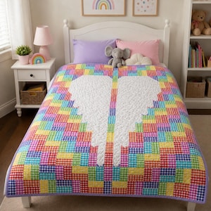 Op de afbeelding: Een quilt met een grote witte hartvorm in het midden op een achtergrond van veelkleurige gingham-vierkantjes in rood, oranje, geel, groen, blauw en paars. Het witte hart heeft een gestructureerd, wervelend doorgestikt patroon over het oppervlak.