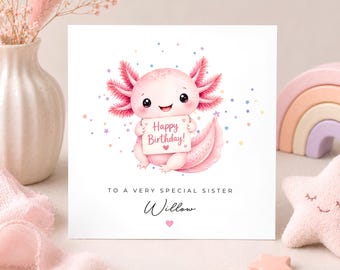 Puede incluir: Tarjeta de felicitación cuadrada con una ilustración de ajolote rosa sosteniendo un cartel que dice "¡Feliz Cumpleaños!". La tarjeta también incluye el texto "A una hermana muy especial" y el nombre "Willow". El fondo tiene acentos de estrellas de colores.