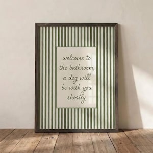 Bienvenido al baño. Un perro estará contigo en breve. Divertida decoración de baño para perros. Póster minimalista de rayas verdes para amantes de las mascotas. Impresión sin marco.