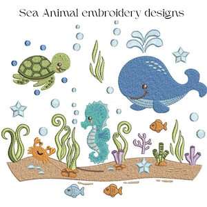 Puede incluir: Diseños de bordado de animales marinos. Un diseño bordado con una tortuga verde, una ballena azul, un caballito de mar y otras criaturas marinas. El diseño incluye burbujas, algas marinas y estrellas de mar, todo sobre un fondo arenoso.