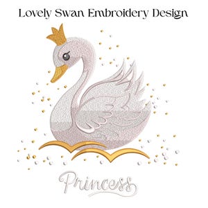 Puede incluir: Un diseño bordado con un cisne que lleva una corona dorada, con la palabra "Princess" debajo. El cisne es de color rosa claro y blanco, con detalles dorados y pequeños puntos dorados y plateados esparcidos alrededor. El texto "Lovely Swan Embroidery Design" está en la parte superior.