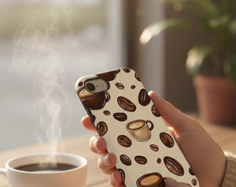 Funda para teléfono con diseño de café, acogedora funda con arte latte y granos de café, regalo de barista en beige cálido.
