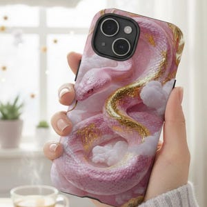 Luxe telefoonhoesje roze slang en bladgoud, mythische slang in wolken hoes, elegant roségouden pythonontwerp, etherische dromerige esthetiek