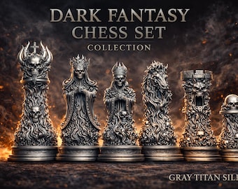 Op de afbeelding: Een dark fantasy schaakset met gedetailleerde grijze stukken. De stukken hebben schedel- en skeletontwerpen, met de tekst "DARK FANTASY CHESS SET COLLECTION" bovenaan en "GRAY TITAN SILK +" onderaan.