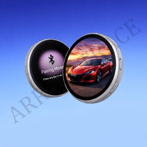 Peut inclure: Deux montres intelligentes argentées. L'une affiche un symbole de couplage Bluetooth et les mots "Pairing Mode". L'autre montre une voiture de sport rouge sur fond de coucher de soleil. Les montres ont un cadran rond et une lunette argentée.