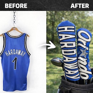 Puede incluir: La imagen muestra una camiseta de baloncesto azul y fundas para la cabeza de palos de golf. La camiseta es azul con ribetes blancos y negros, el nombre "HARDAWAY" y el número "1" son visibles. Las fundas de los palos de golf son azules con texto blanco "HARDAWAY" y "Orlando".