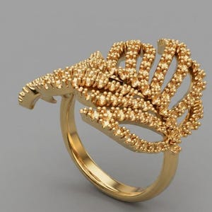 Puede incluir: Un juego de tres tazas de cerámica con un acabado moteado y mate. Cada taza presenta un color diferente: azul claro, crema y gris. Las tazas tienen un diseño simple y moderno y un asa cómoda.