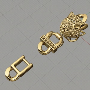 Puede incluir: Una taza de cerámica blanca con un asa negra y el texto "But First, Coffee" en un estilo manuscrito. La taza está sobre una superficie blanca. La taza mide 10 cm de alto.