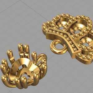 Puede incluir: Dos colgantes dorados. Un colgante con forma de letra "P" estilizada con un lazo en la parte inferior. El otro colgante tiene forma de corazón con un lazo en la parte superior. Ambos colgantes tienen una superficie texturizada.