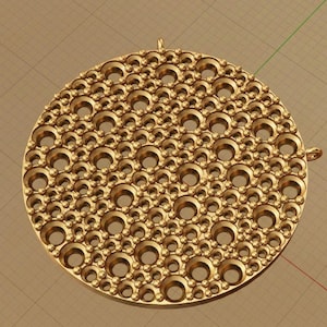 Puede incluir: Un objeto circular dorado con un patrón complejo de agujeros de diferentes tamaños y detalles redondeados en relieve. Dos pequeños bucles están unidos al borde. El diseño es simétrico e intrincado, con un brillo metálico.