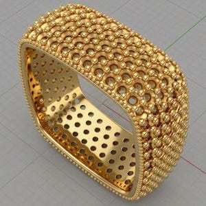 Puede incluir: Un anillo dorado con diseño cuadrado. El anillo presenta una superficie texturizada con pequeños patrones circulares espaciados uniformemente y un borde con cuentas. El interior del anillo tiene una serie de pequeños agujeros.