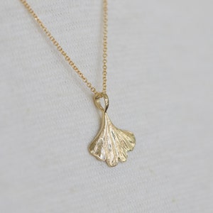 Pendentif Mini Ginkgo- Collier Feuille Nature - Bronze Jaune - Plaqué Or - Chaîne Or Rempli - Fait sur mesure