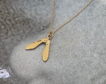 Colgante de semilla de sicómoro: delicada cadena bañada en oro, collar de bronce Samara