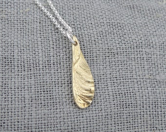 Mini collar de semillas de arce dorado - Colgante de samara de bronce amarillo - Cadena de plata
