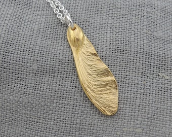 Colgante Samara mediano de bronce o latón - Delicado collar botánico con semillas de sicomoro